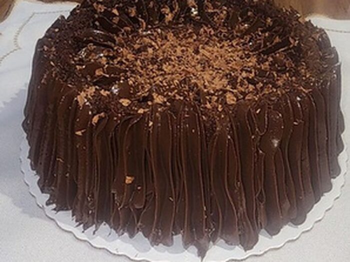 Bolo Chocolatudo com cobertura